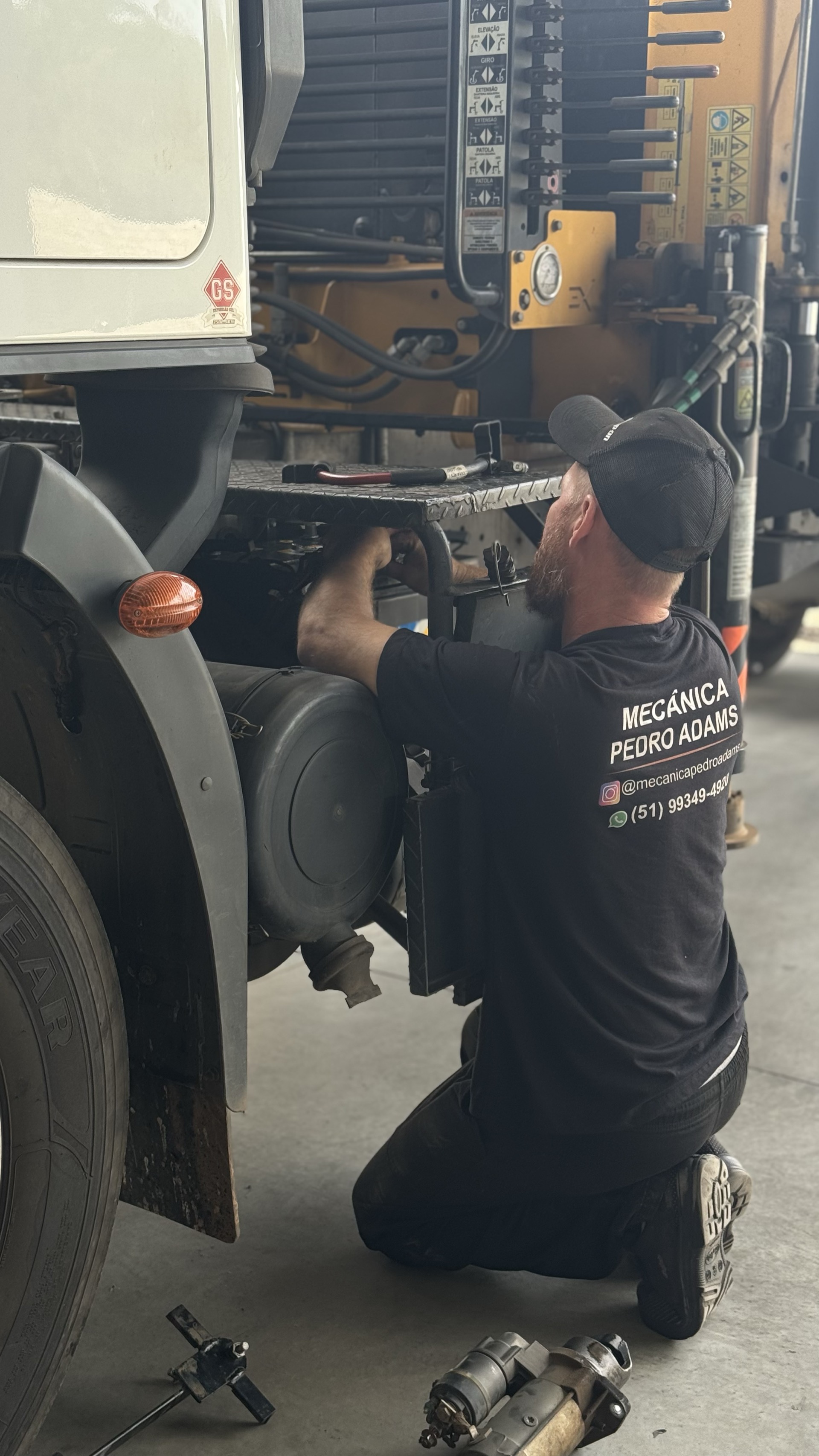 Mecânico em ação reparando caminhão